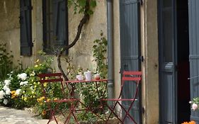 Un Jardin Et Trois Maisons